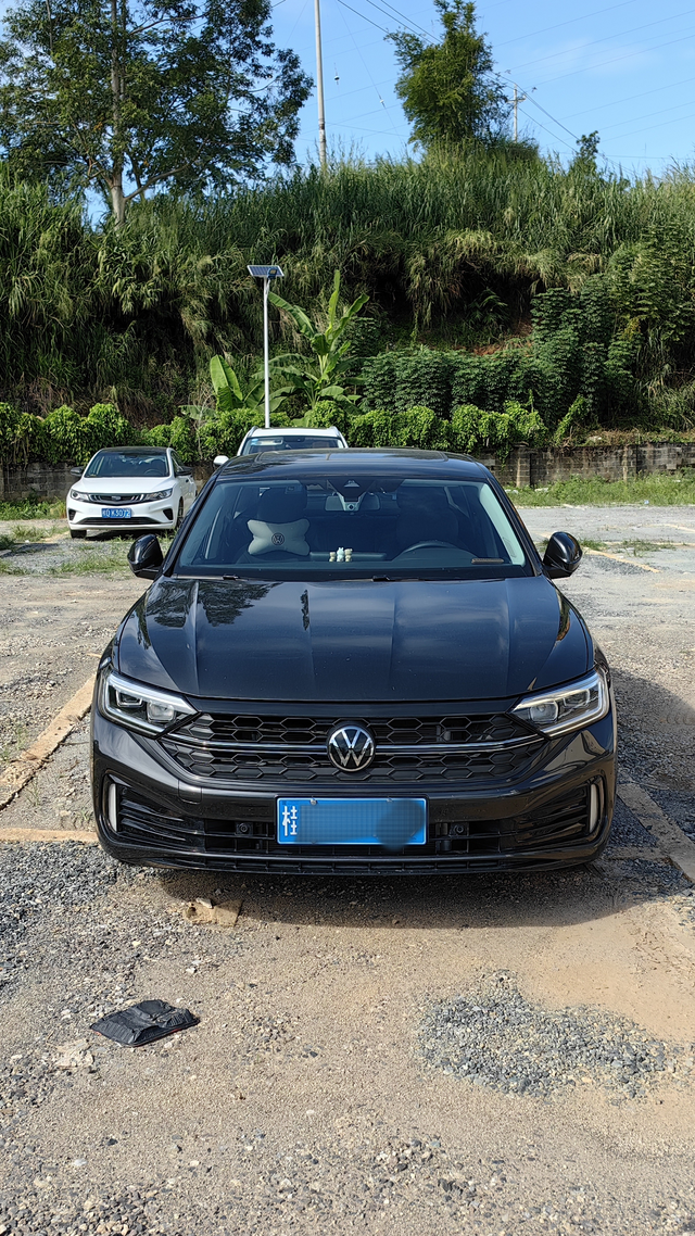 速腾小改分享熏黑中网➕原厂獠牙灯。下一部想改色或者换全液晶仪表，总结：后悔死当