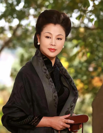 她真的很抗老，都是中年女人了，脸上没有一点点皱纹，皮肤还是那么的细腻，这就算是女