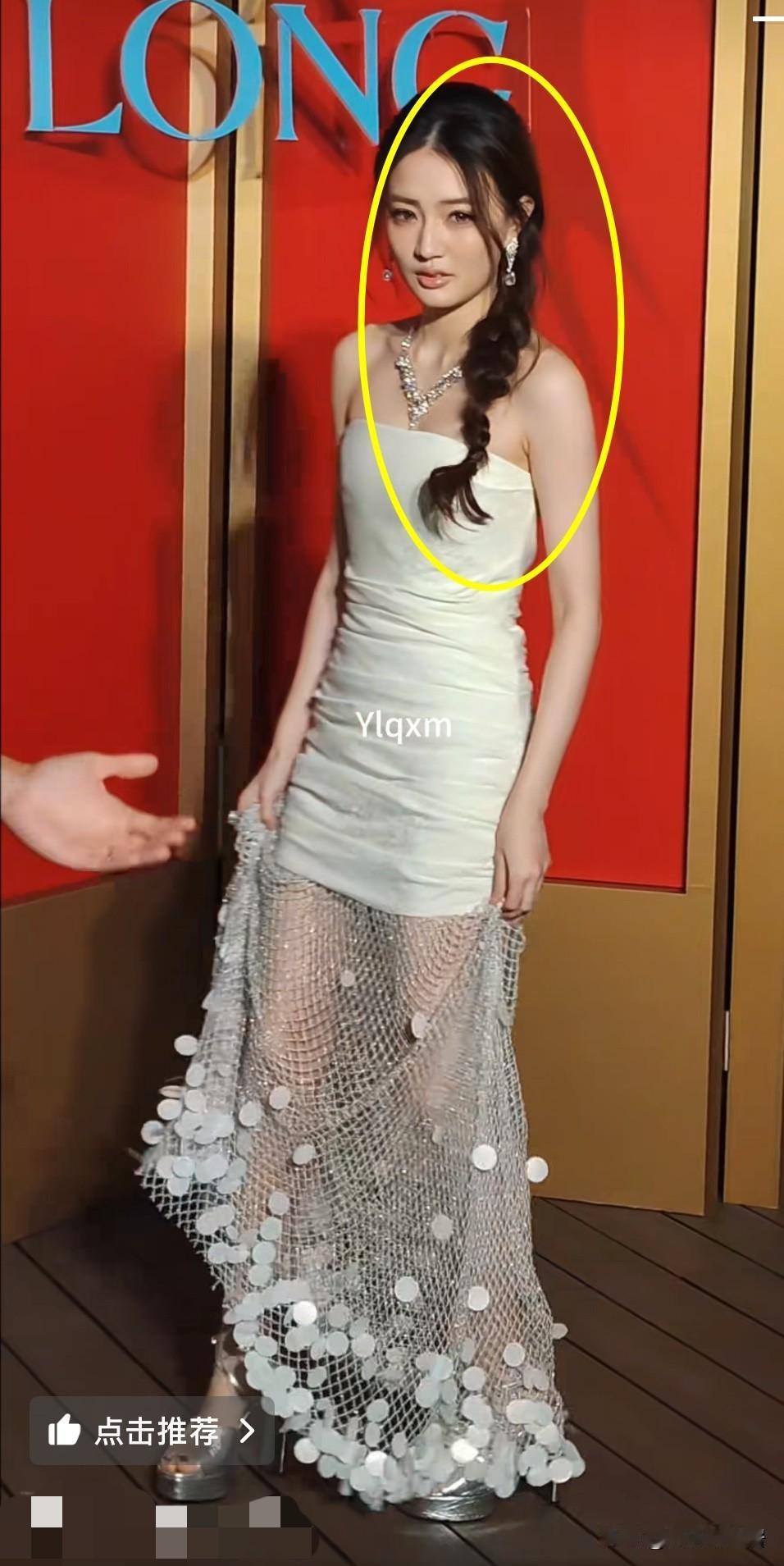 徐露是不是得罪化妆师了?明知道徐露喜欢休闲鞋装的人,还让她穿这种裙子,徐露