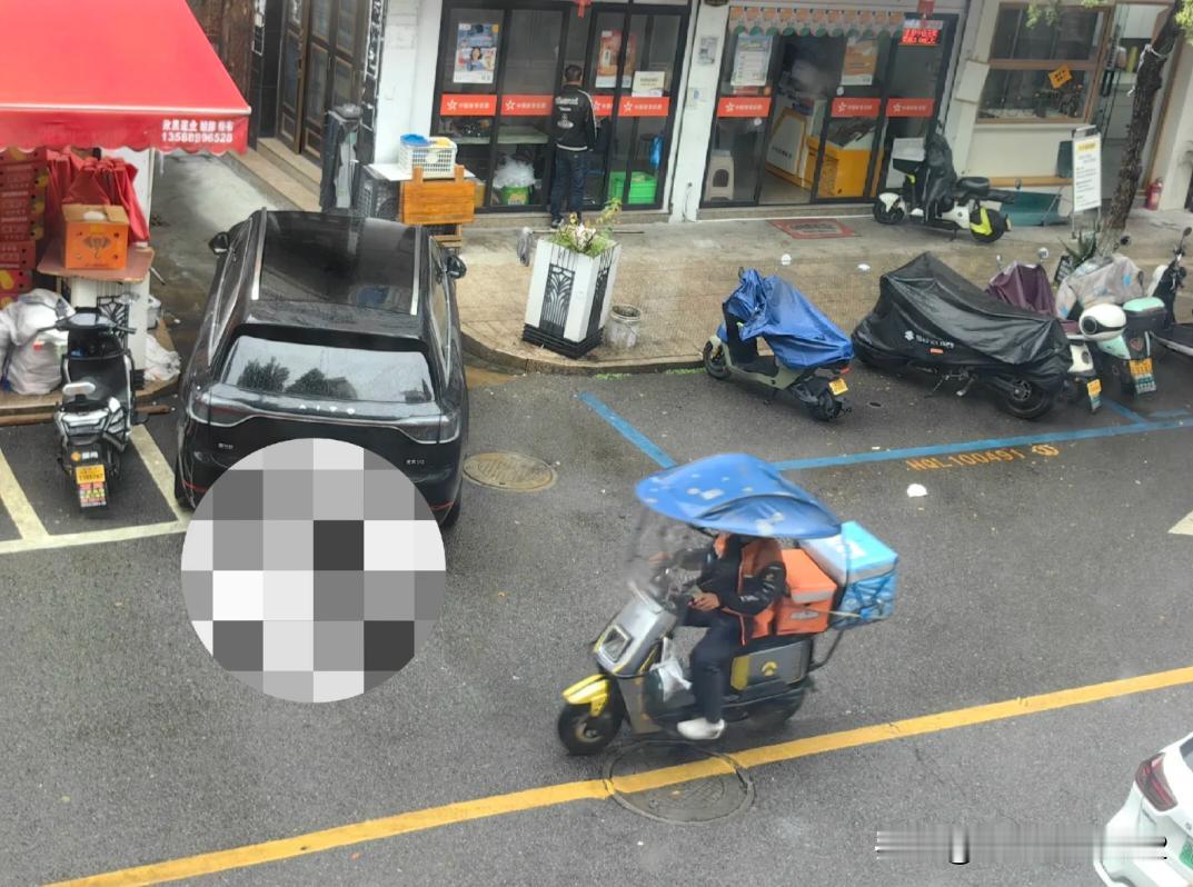 我是绿车的车主。我的车每个月底到总公司开会要停在这里半天。因为后面有