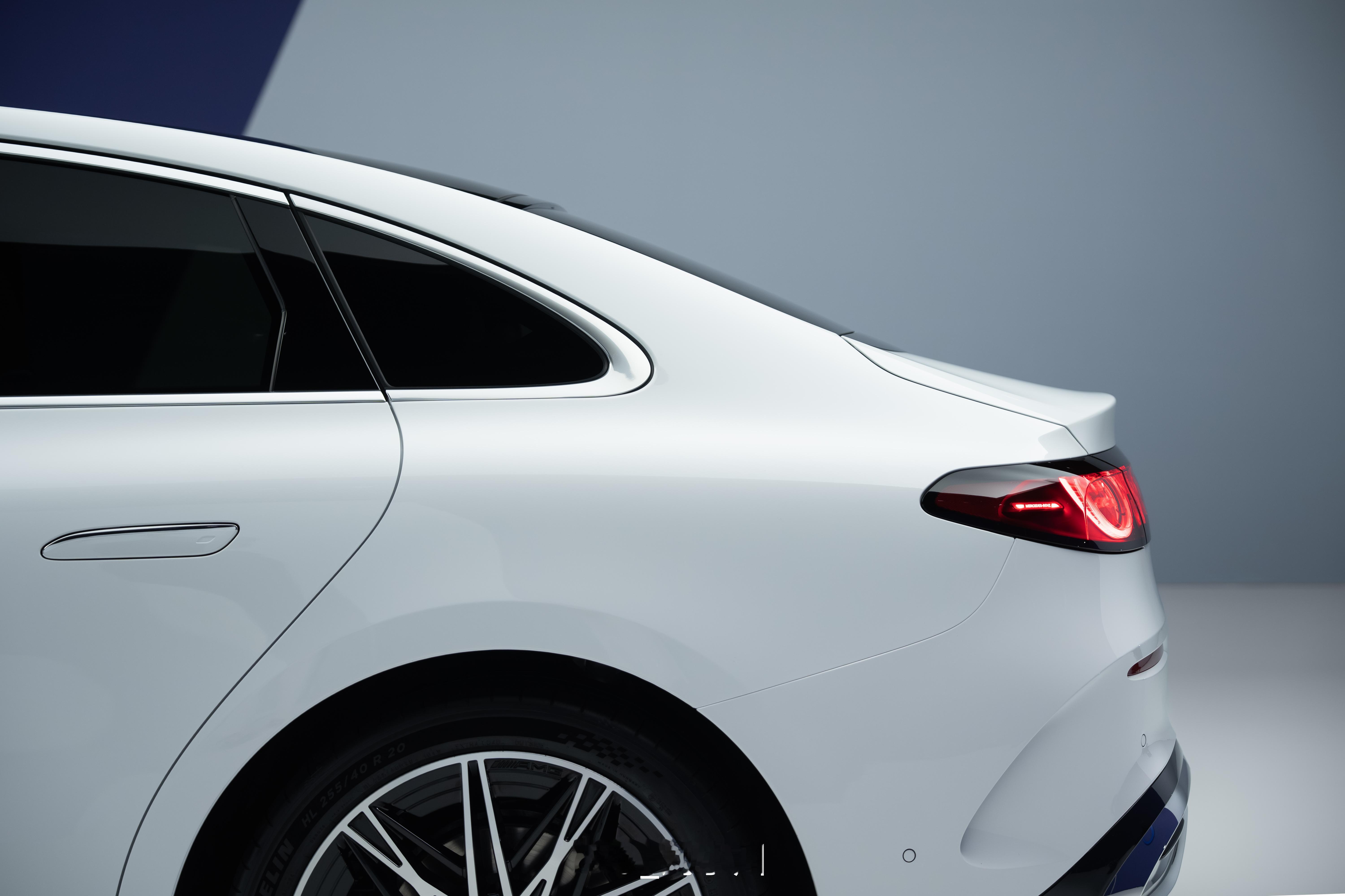 全新奔驰纯电C级高清原图附上一组全新奔驰纯电C级【高清原图】，全新外观+内饰，