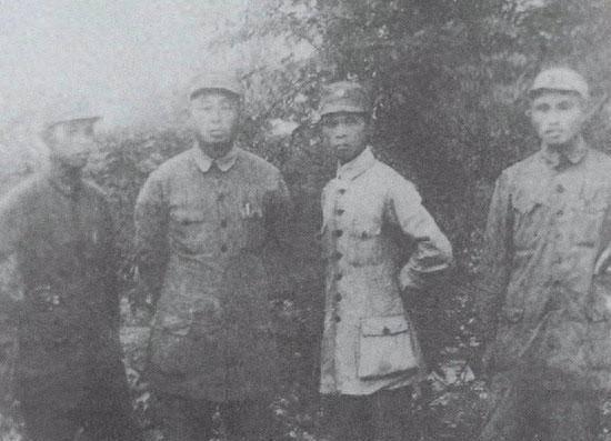 他担任兵团副司令时军衔一直不高，多年为他保留师长职位却始终没有让他上任，这是为何