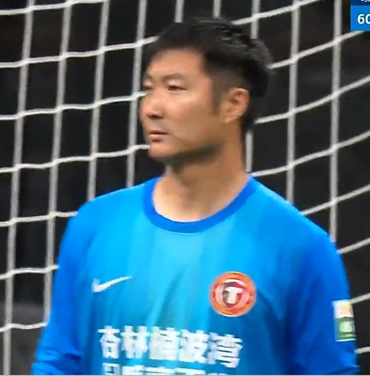 辽宁铁人队客场0：1不敌重庆铜梁龙，两个升班马的对决李金羽完败给刘建业。本场比