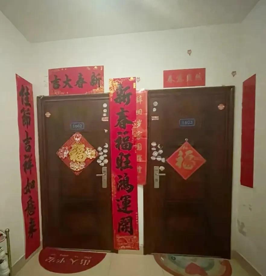五楼邻居茶几快递到了，让我帮忙抬上五楼，我拒绝了。那天下午，三轮车“突突