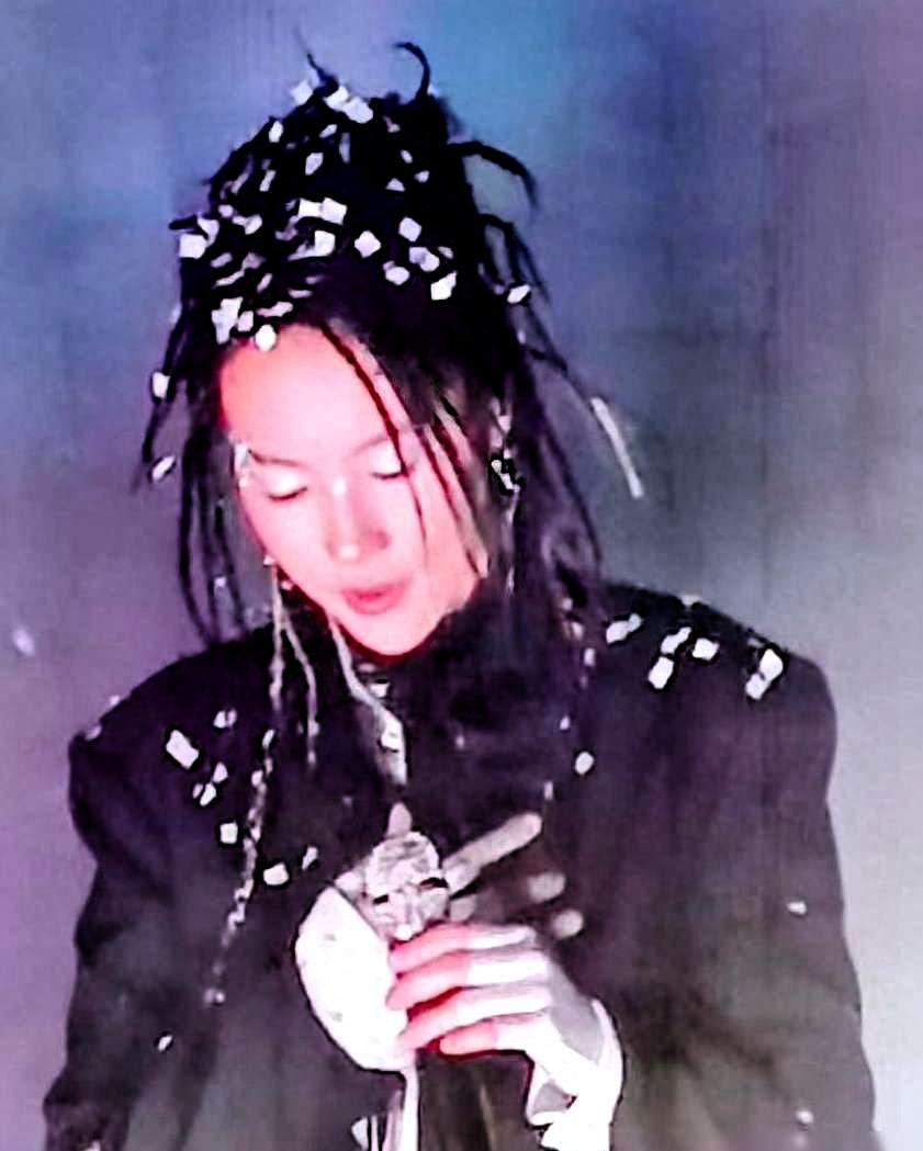 谢霆锋花篮上只写“霆锋”，没写“谢”。没人喊他“谢总”，女儿也不喊“谢大小姐”