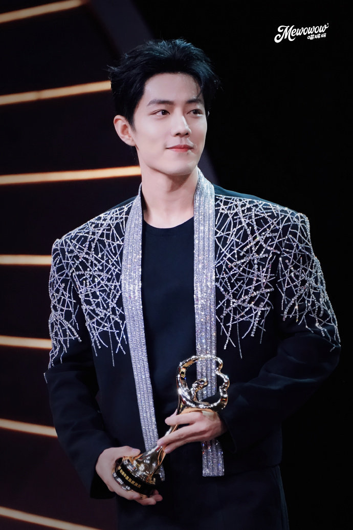 喵娲娲发了肖战未曝光照片愚人节最顶的惊喜来了！喵娲娲也太会了，直接放出肖战亮片