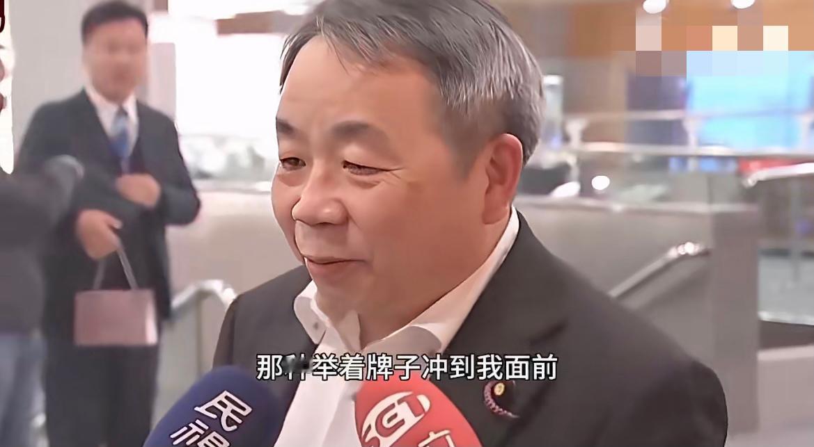 记者：有人举着汉奸的牌子说要找你当面沟通，你有被吓到吗？你怎么看。石平：笑盈盈