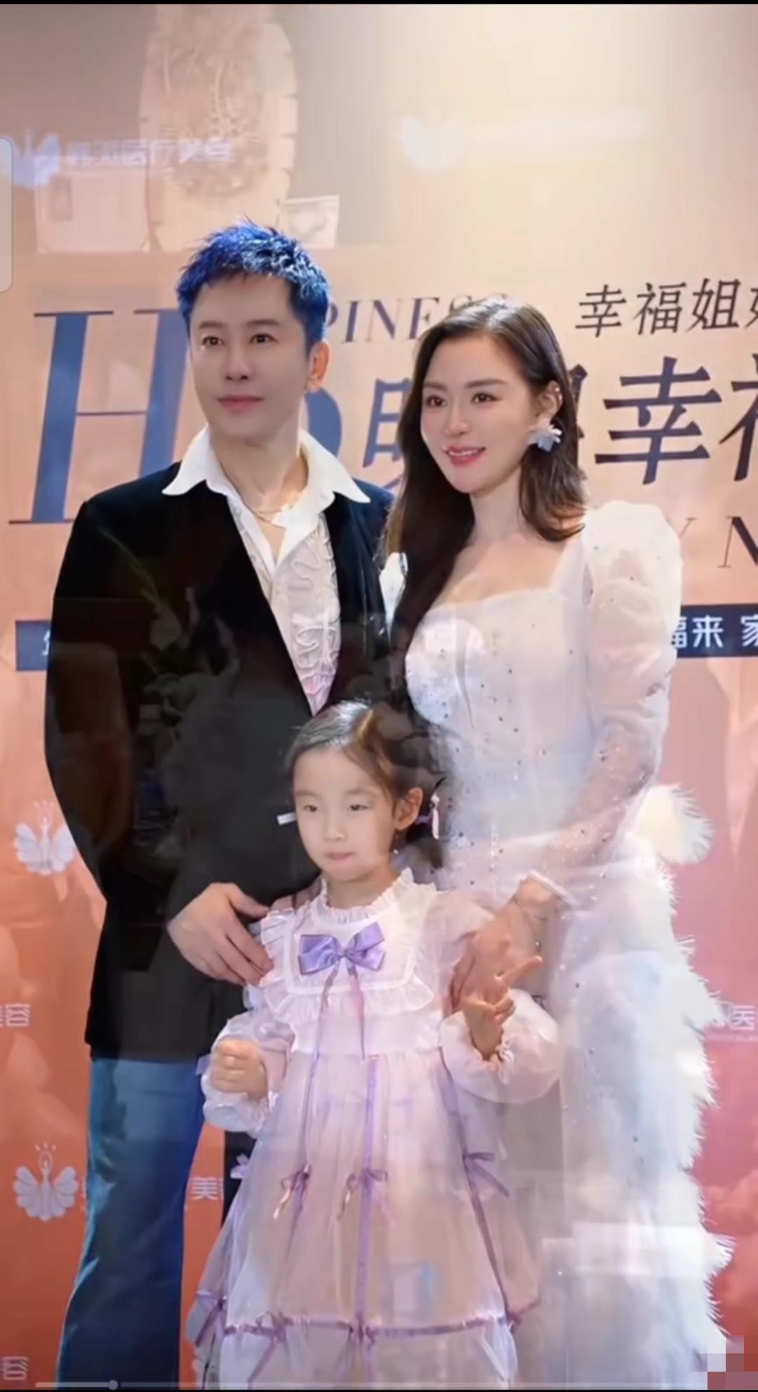 这是毛宁的老婆和女儿吗？这个小女孩看着和毛宁非常熟悉，直接就跑到毛宁怀让抱着，看