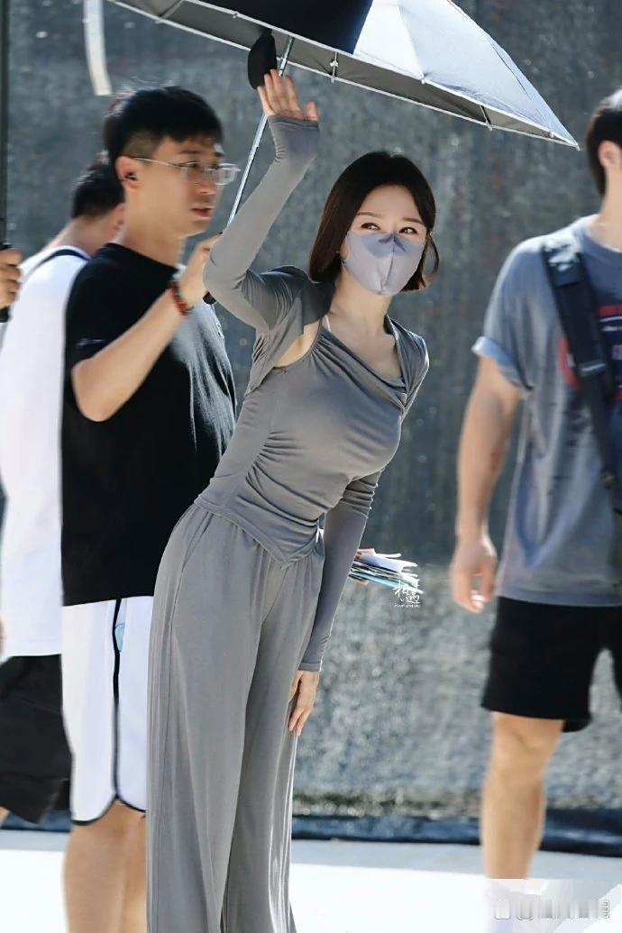 谁懂秦岚这身紧身服，全是干货！到处都是亮点，每次刷到都惊叹！