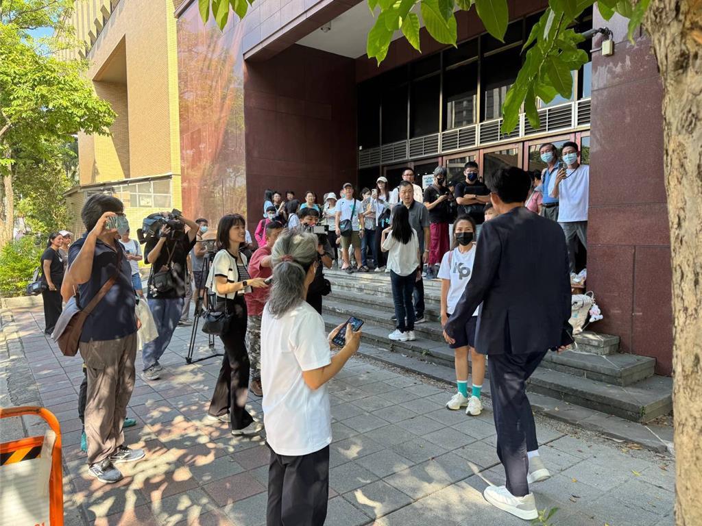 拒绝到案，黄国昌一早现身台北院陪柯文哲！8月30日“司法改革公民走读”活动引