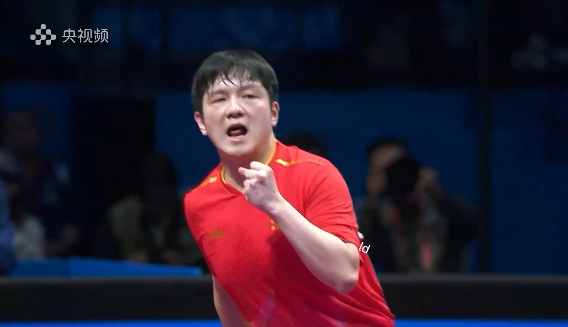 樊振东真英雄！全运会乒乓球男团决赛第二场，上海选手樊振东对决北京选手王楚钦，