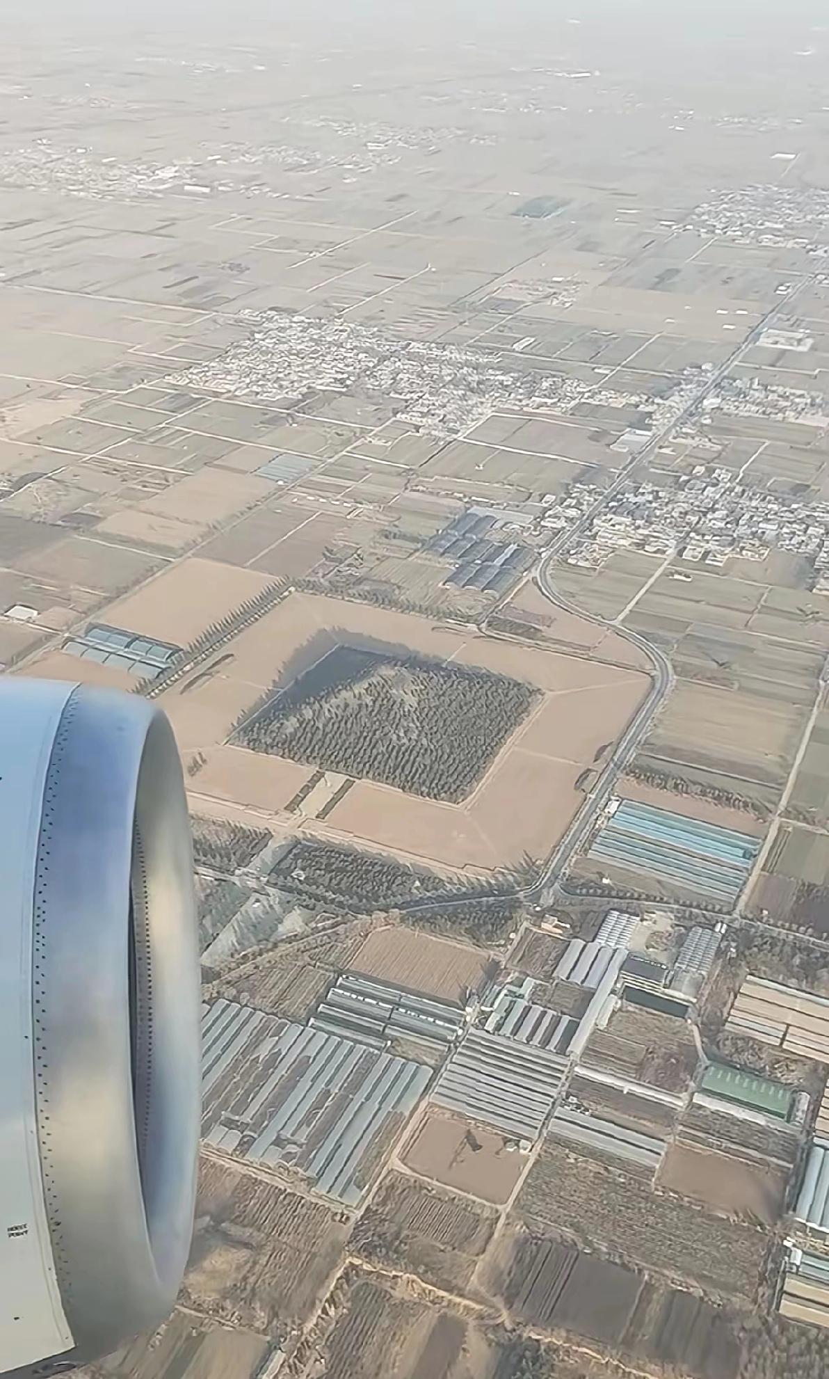 从咸阳机场起飞时看到的一幕，非常震撼，这明显是一个王陵，不知道是谁的？有谁知道