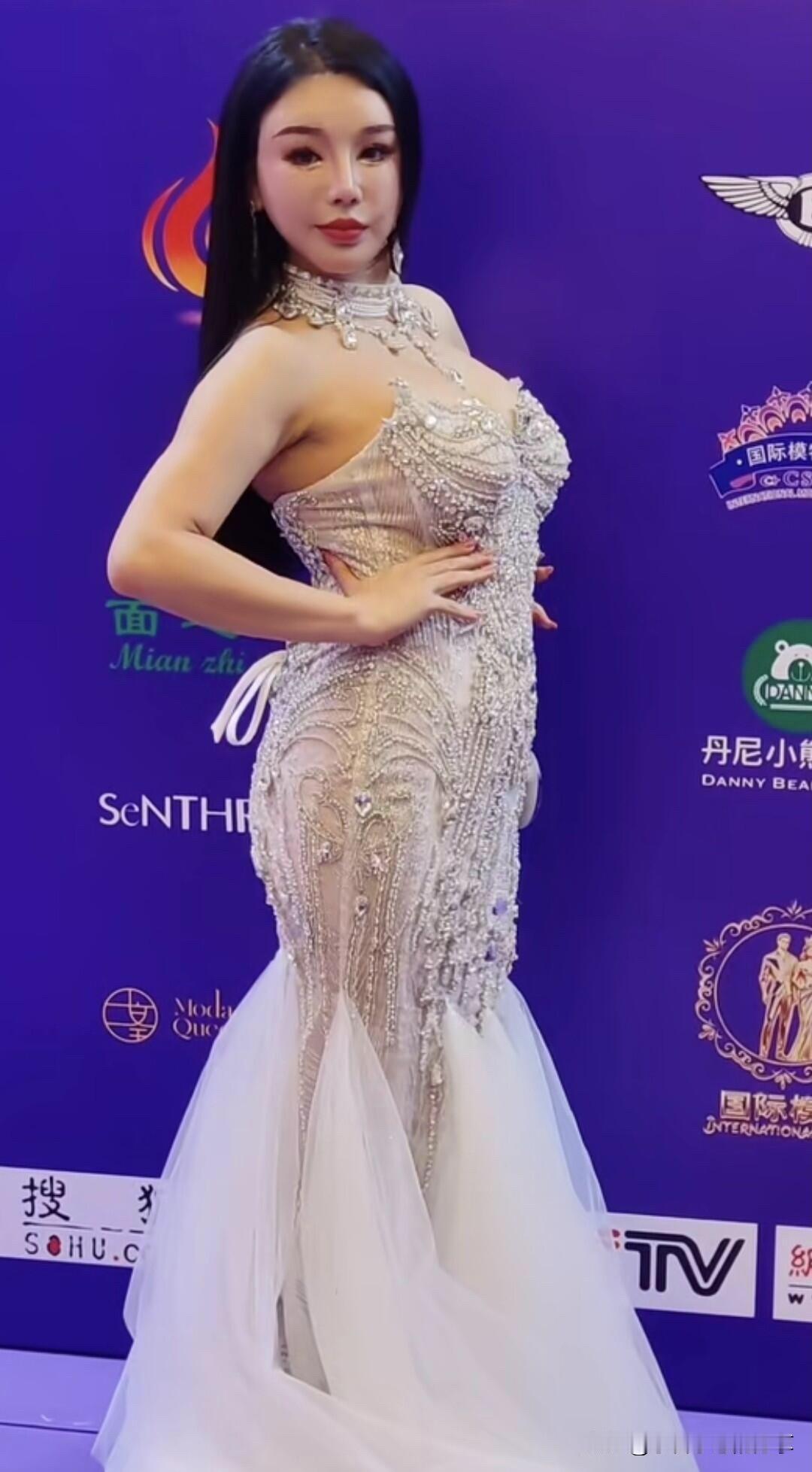 上海模特的这颜值和身材，真的是让人一言难尽，怎么看都不是超级模特的模样。腚大