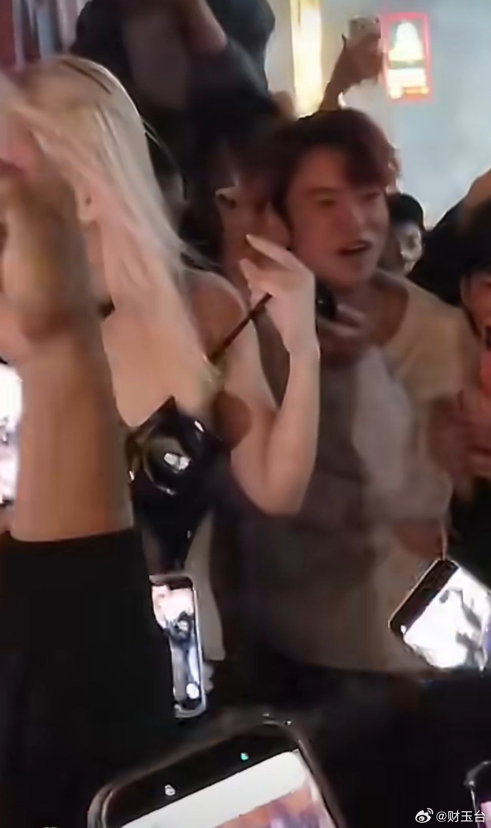 长沙解放西长沙解放西真的太离谱、太疯狂了，这人精神应该有点问题！霓虹越亮，乱象越