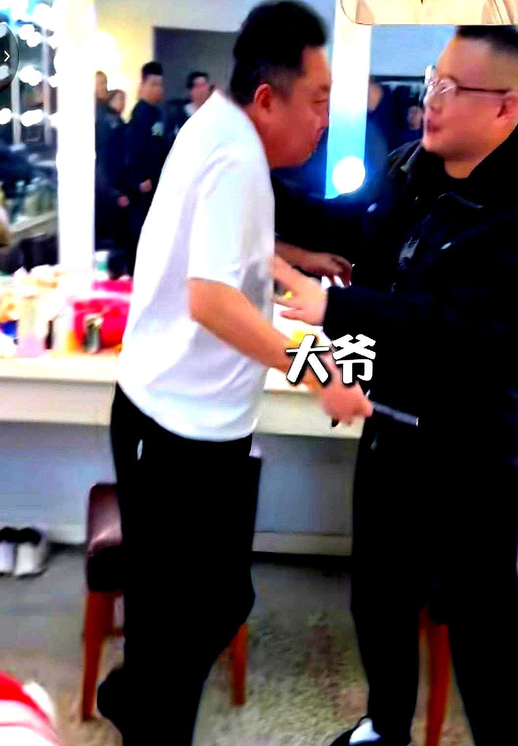 师叔500，师爷1500，德云社过年磕头价目表太狠了。难怪郭德纲见了徒弟扭头就跑