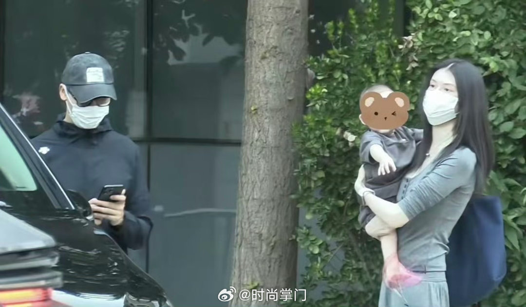 陈伟霆何穗一家三口同框路人镜头下的一家三口也太治愈啦，不刻意高调营业，安安静静享
