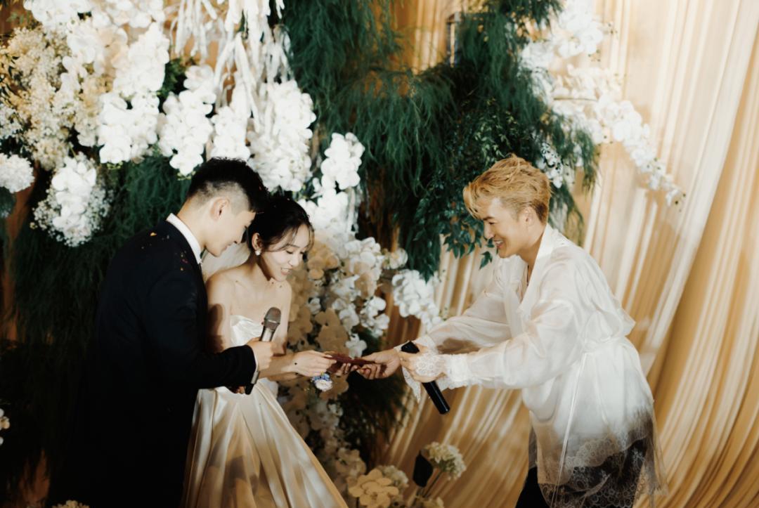 “新郎刚说完‘我愿意’，包厢门被推开，吴克群抱着吉他进来，现场直接变录音棚。