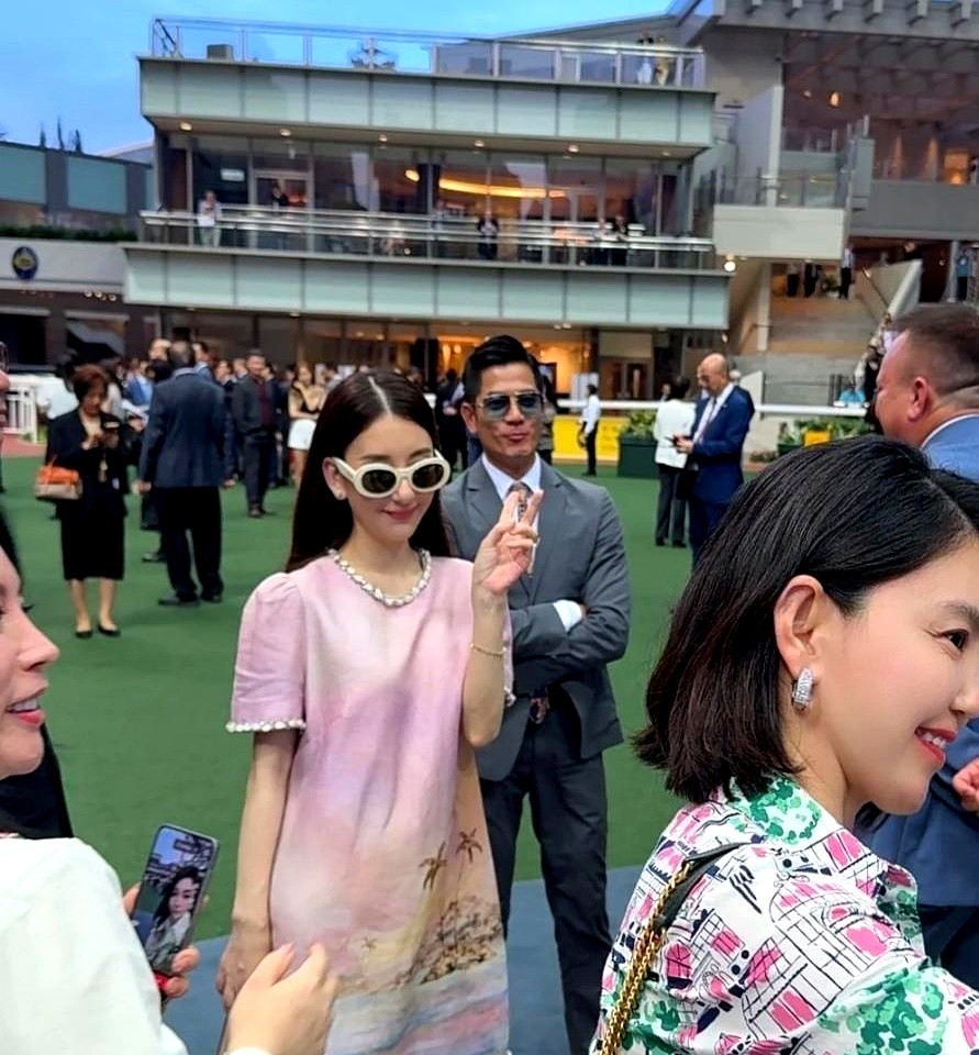 我觉得方媛就是把郭富城当老板对待的，小美算是和郭同级别的领导了。别看方媛