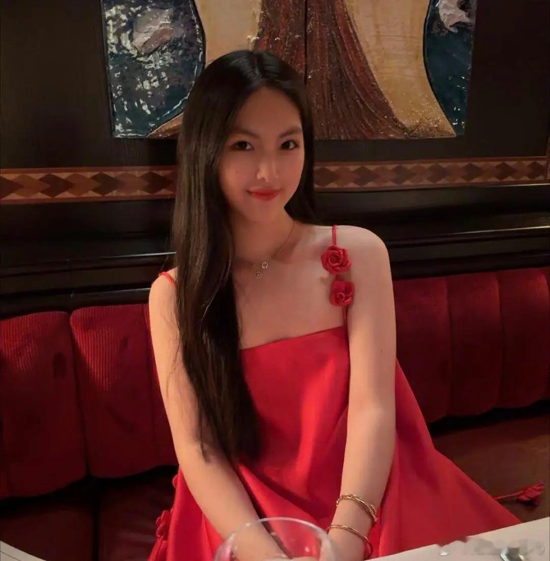 16岁王诗龄晒出在英国度过春节的美照，她穿着一条吊带大红裙子，一头黑长直发披肩，