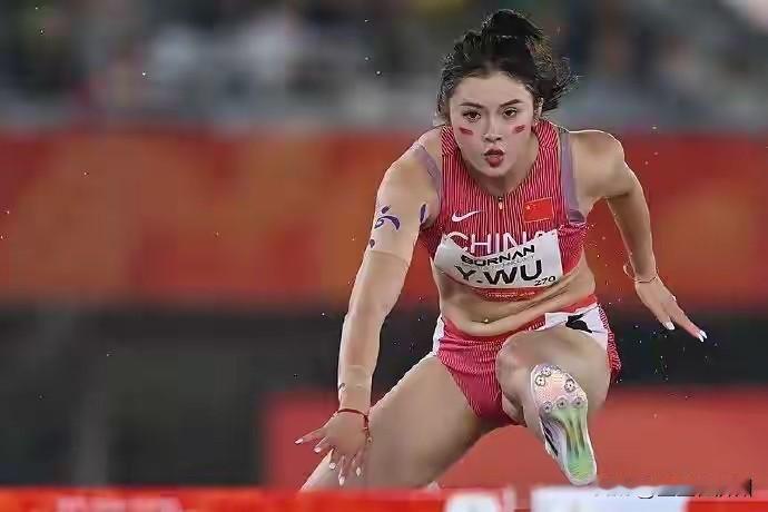 夺得铜牌后，吴艳妮向记者解释，这次为什么起跑慢了，主要原因是……上次杭州