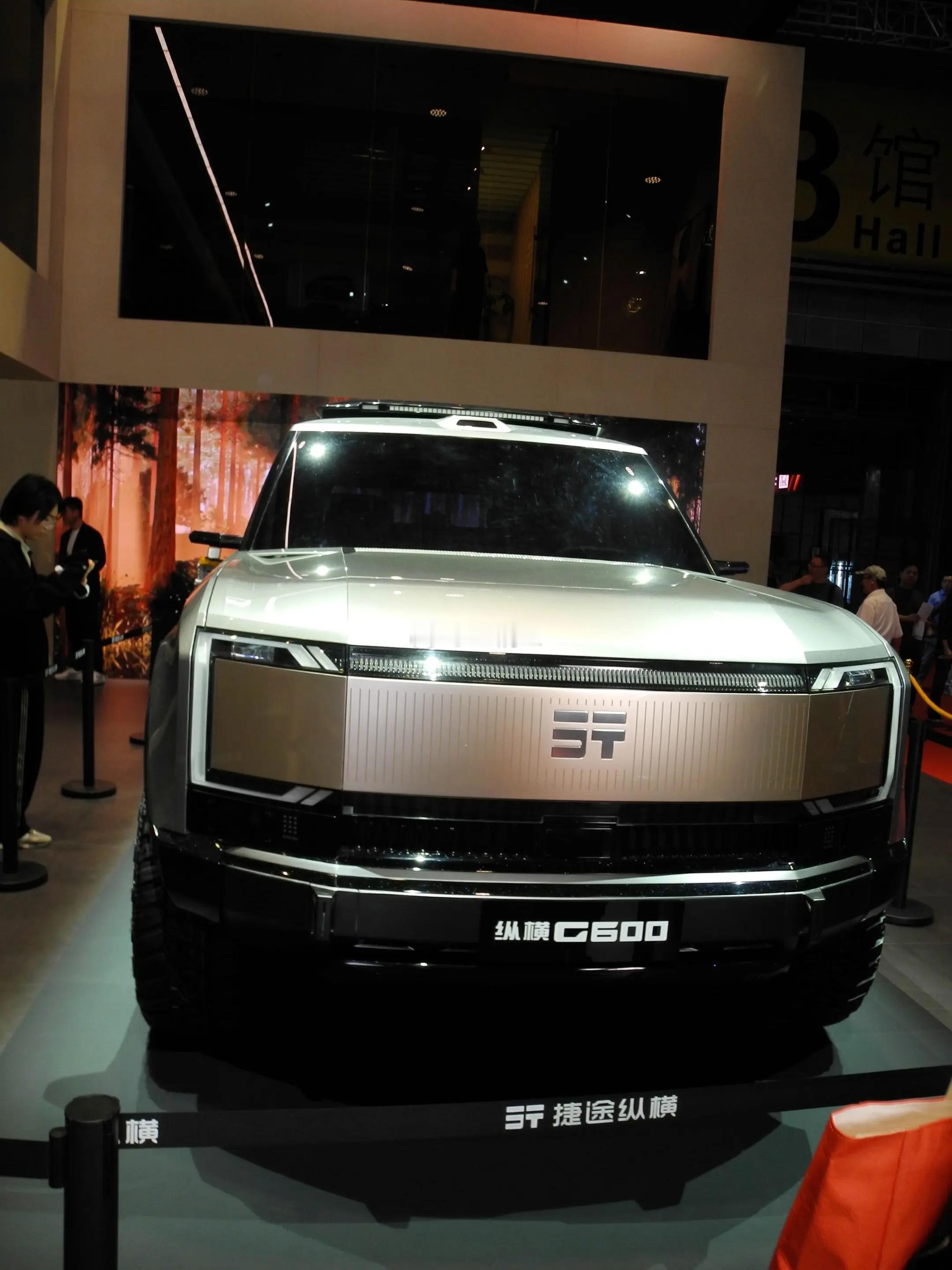 捷途纵横G600概念车，外观设计上，采用方盒子的造型，运用了很多平直和棱角线条，