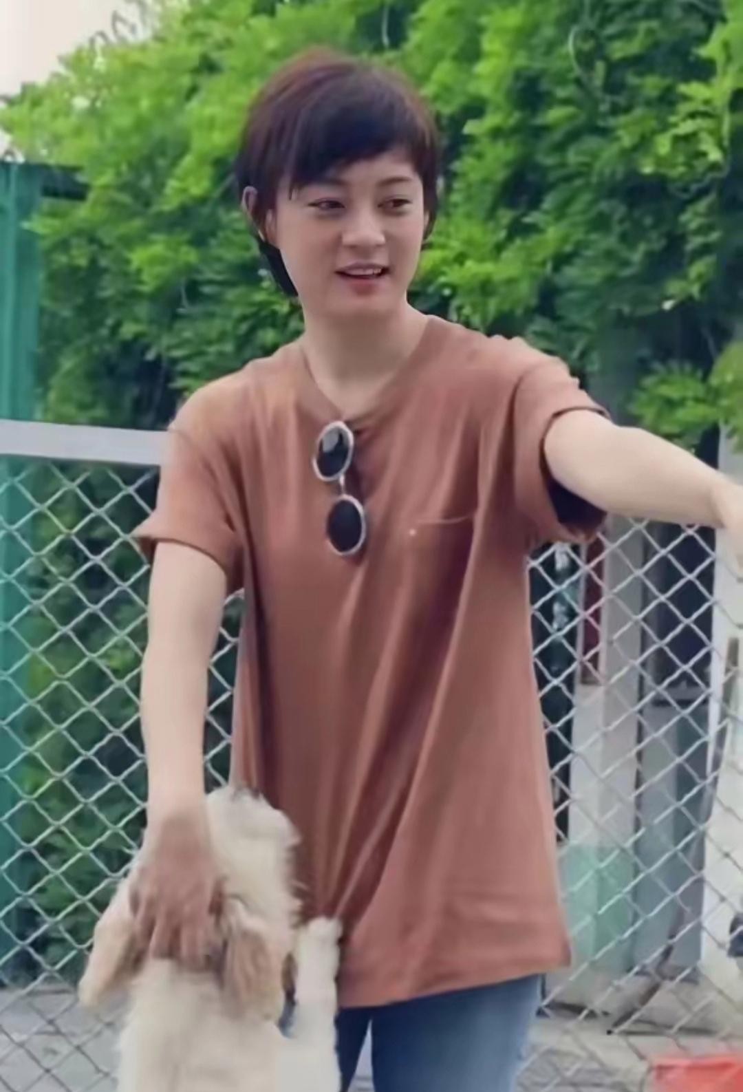 有人在小区里偶遇孙俪遛狗啦！她穿着休闲的衣服，没化妆就出门了，看起来就像一个亲切