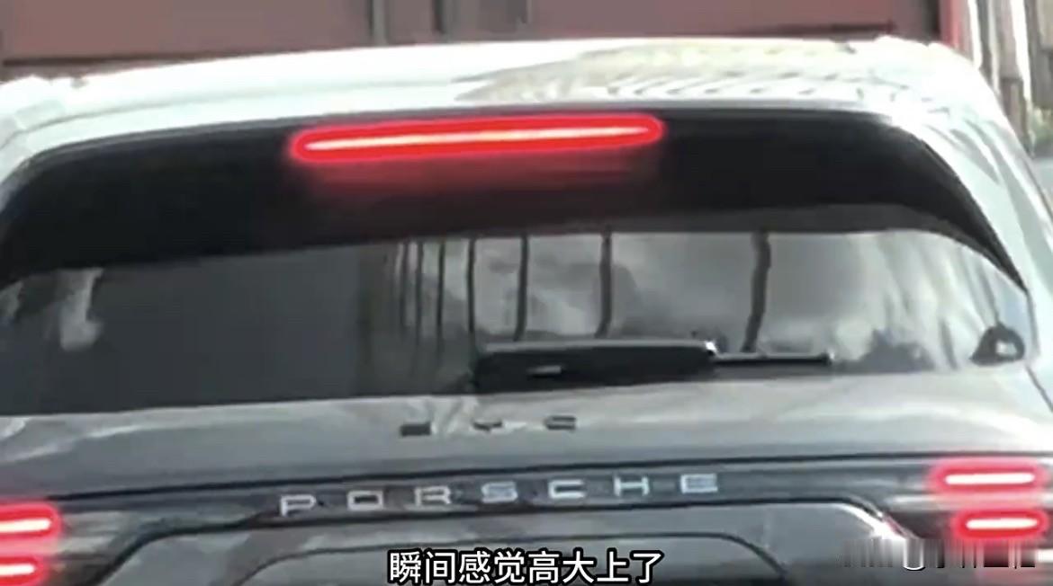 国外非比亚迪车主，都以贴BYD标为荣，而国内那些站不起来的人，心里还在想着那些龌