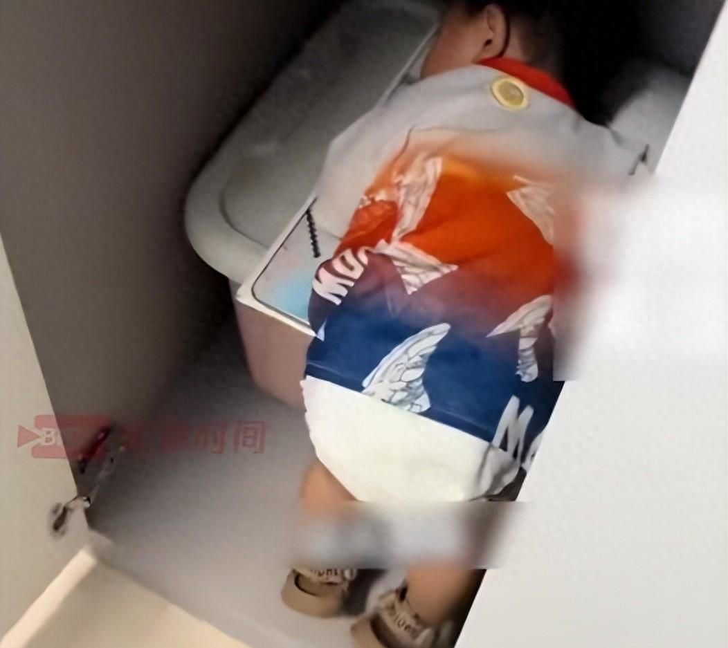 “泪目了！”湖南，一个孩子在出生第二天母亲就去世了，但他一岁多时，意外发现母亲