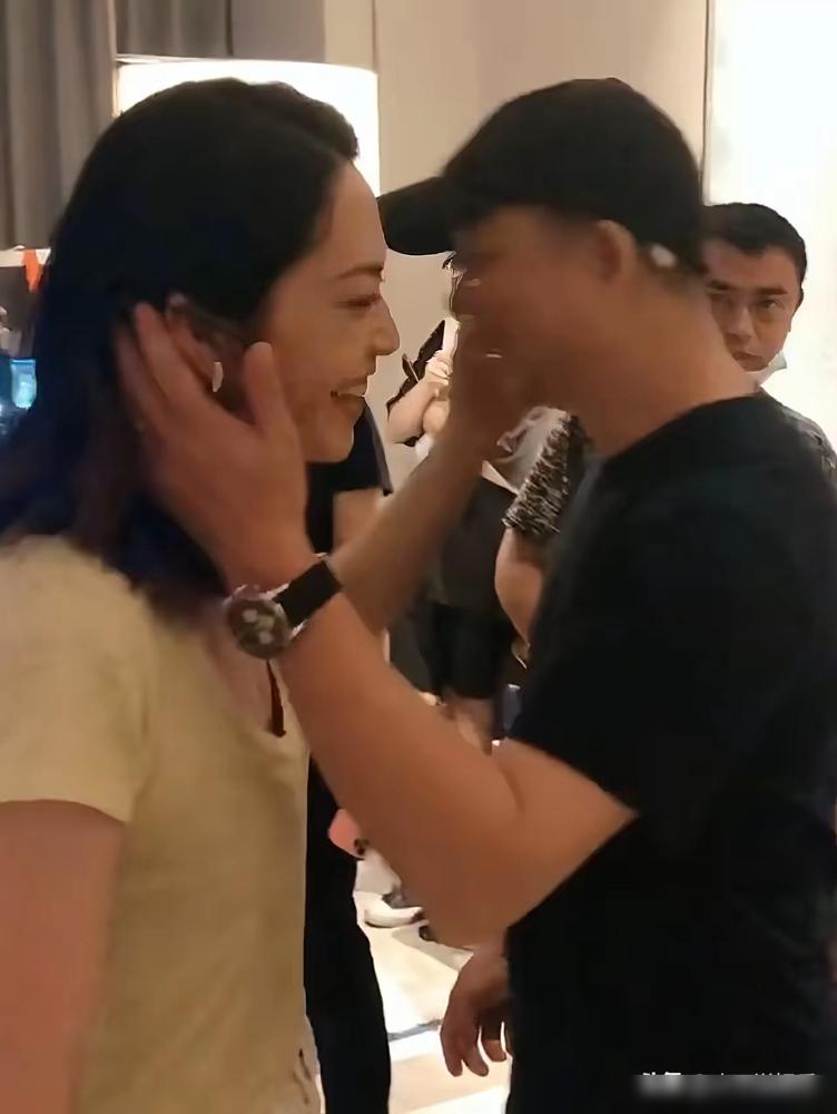 别信什么模范夫妻，都是演给你看的。2020年探班，镜头前搂腰耳语，甜得齁人。