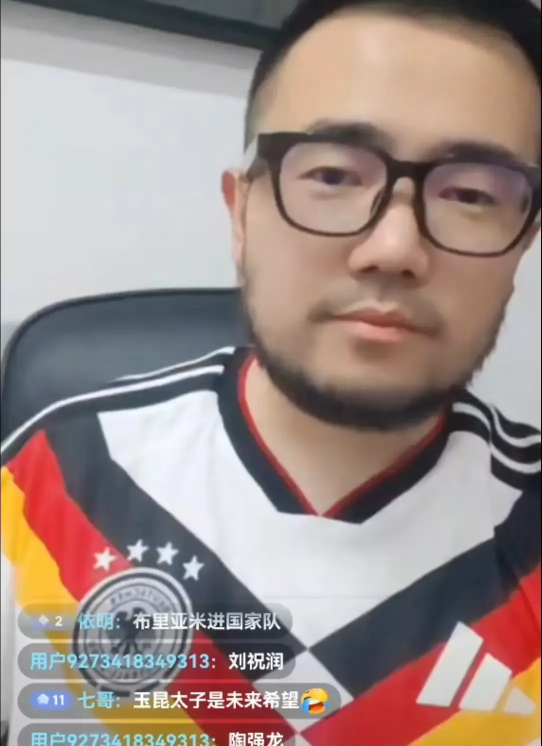 媒体人潘伟力表示，如果武磊不是1991年，而是1981年出生的，那么国足很有可能打进2006年和20