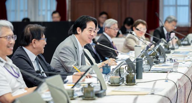 台湾的天彻底塌了。7月23日在北京，捷克众议院议长冈村富夫面对媒体作出重磅