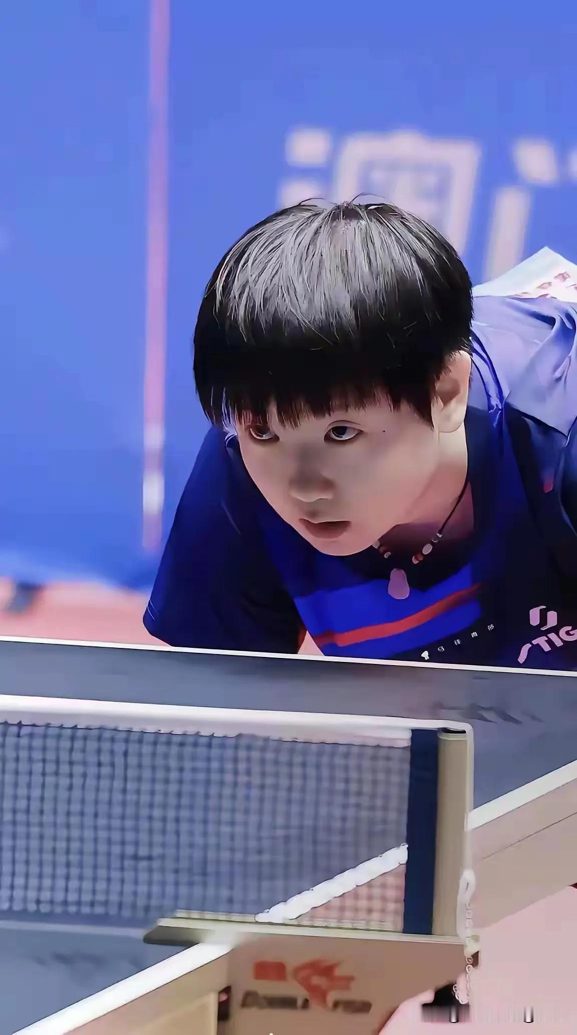 今天中午12点30分莎莎就要和国乒队友王晓彤争夺八强了，而且在一号台打，能看央视