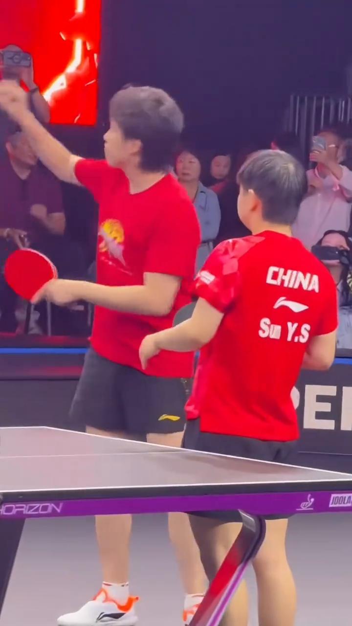 美国大满贯的莎头终于来了。莎莎笑得好开心，原来隔壁是大头。两人再度联手，先热个