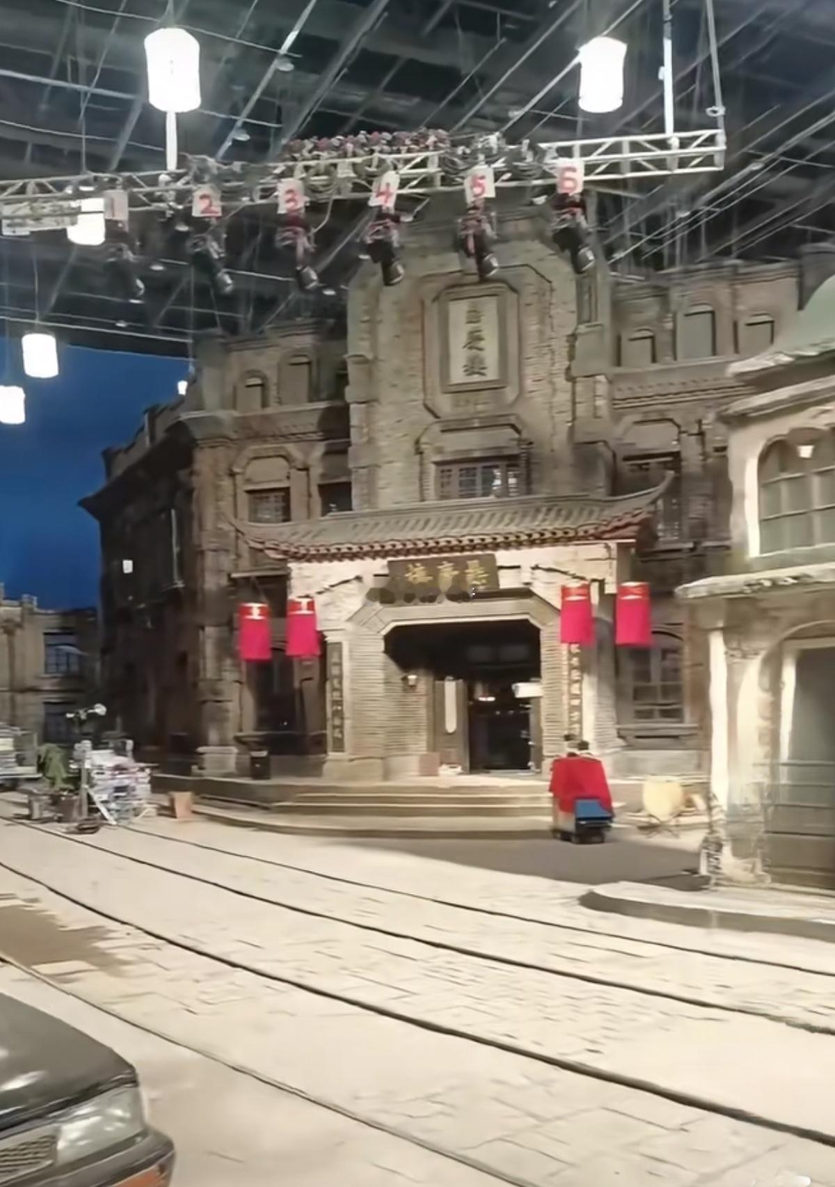 热播剧《老舅》，很多街景并不是实景拍摄，而全部都是在摄影棚中拍摄，经过后期特效制