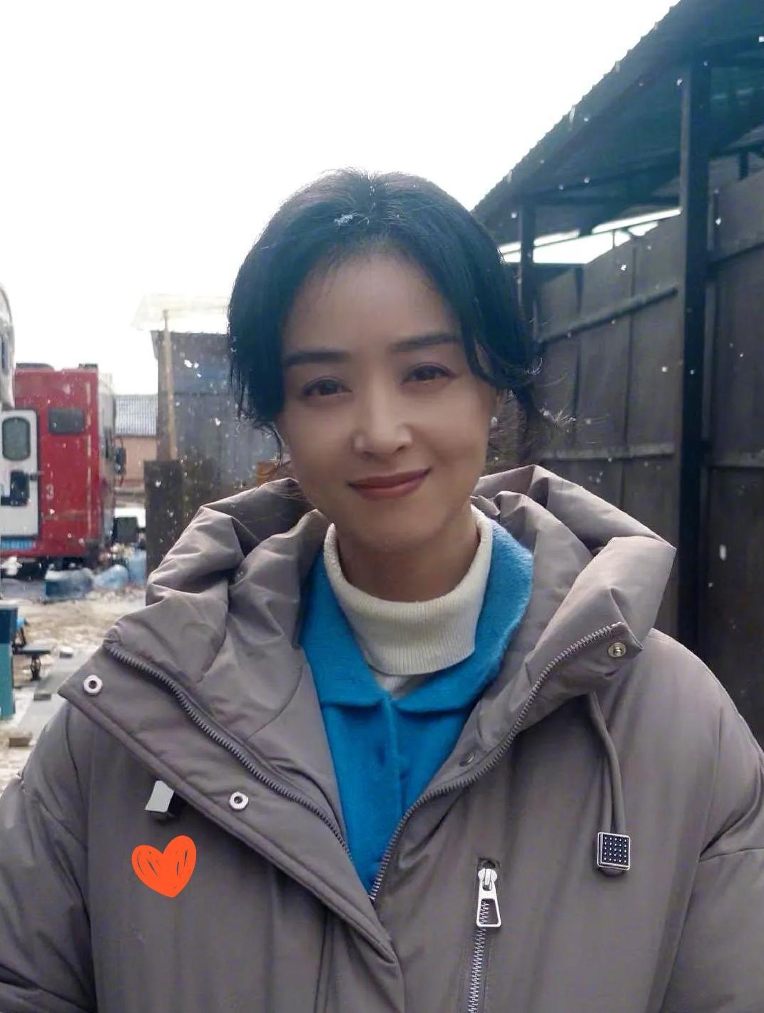 青岛街头碰到蒋欣，我朋友直接傻眼了，电视里全是骗人的！五四广场撞见穿粉色羽绒