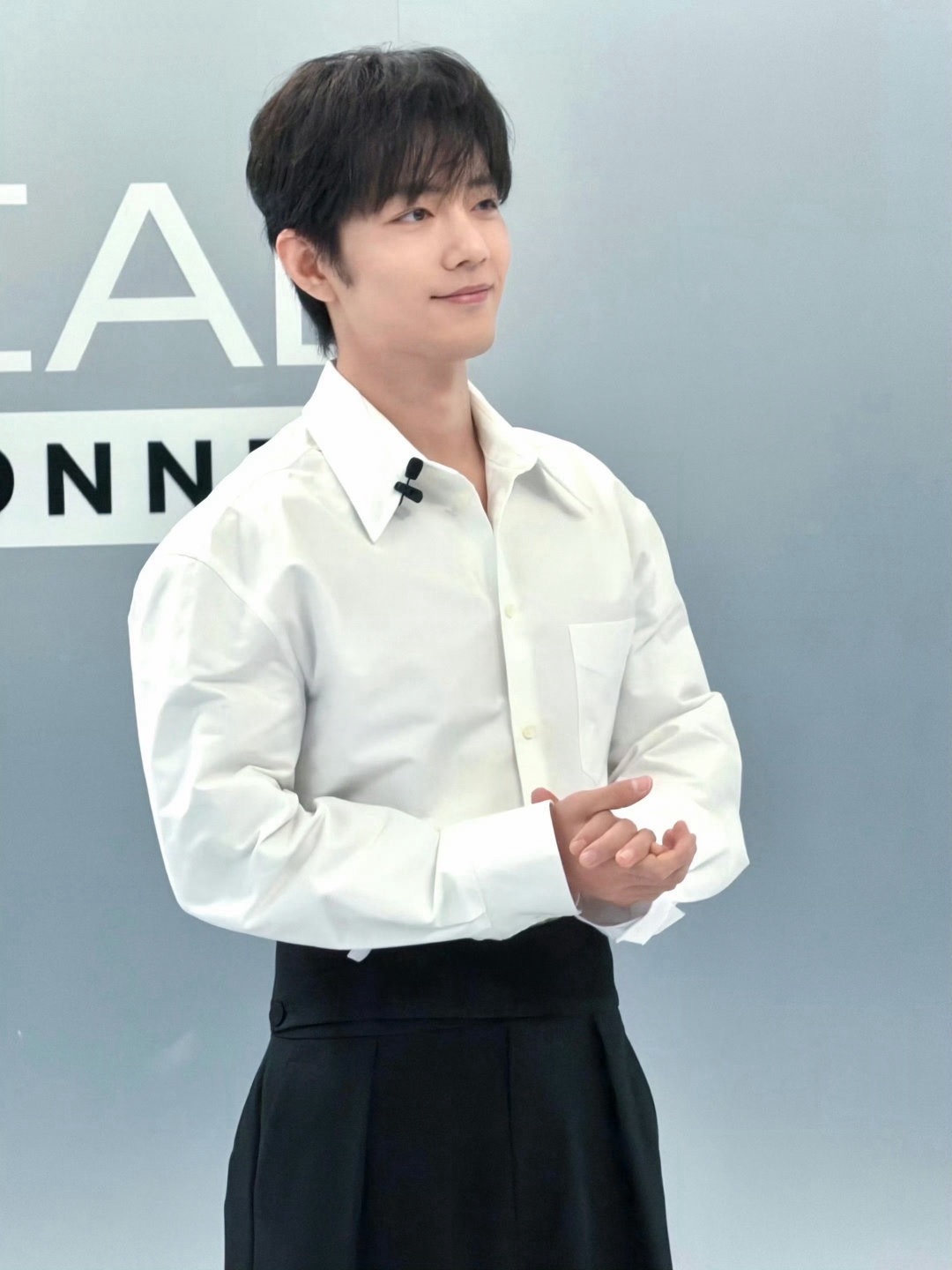 肖战今日直播的顺毛造型，配上白衬衣好少年