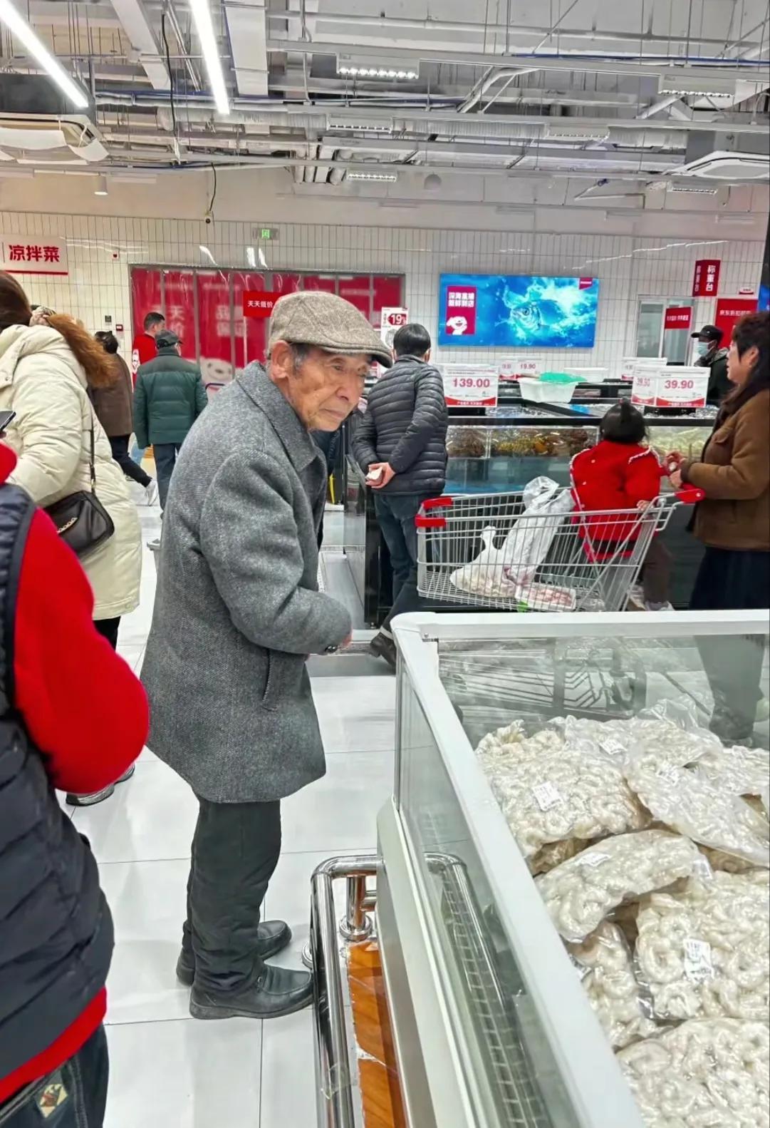 刘强东的父亲去逛宿迁京东超折扣店了，老爷子一到超市就直奔食品区，电器他不懂，粮食