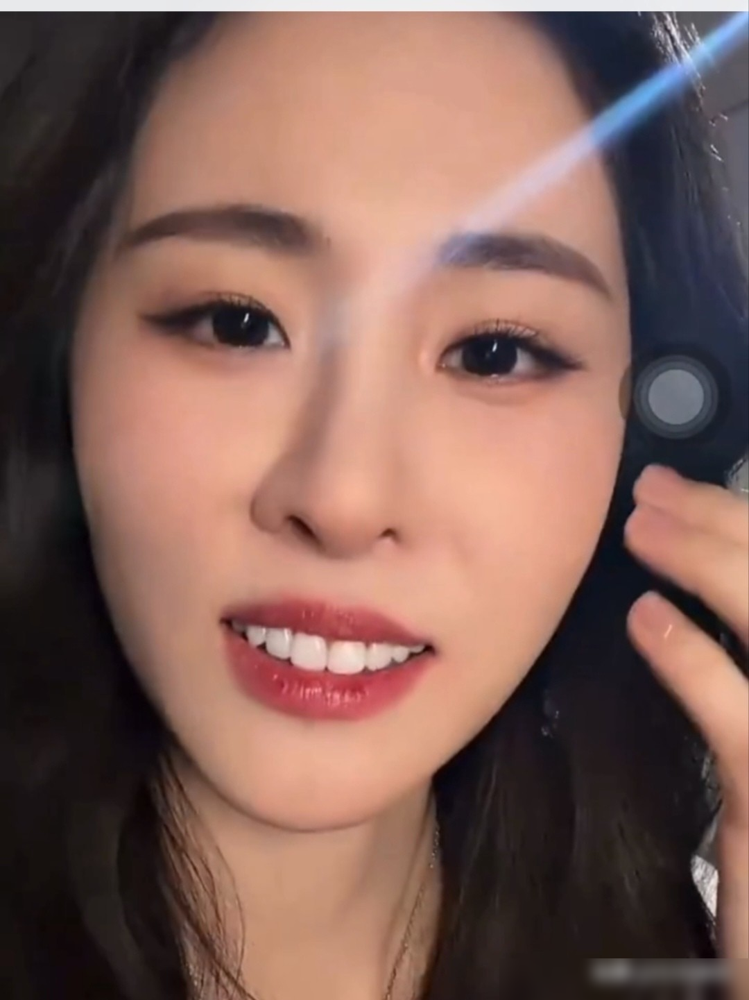 张碧晨直播里说，自己脸上莫名长出了两个酒窝。第一颗是录《天赐的声音》那天早晨，化妆化到一半，右脸突然