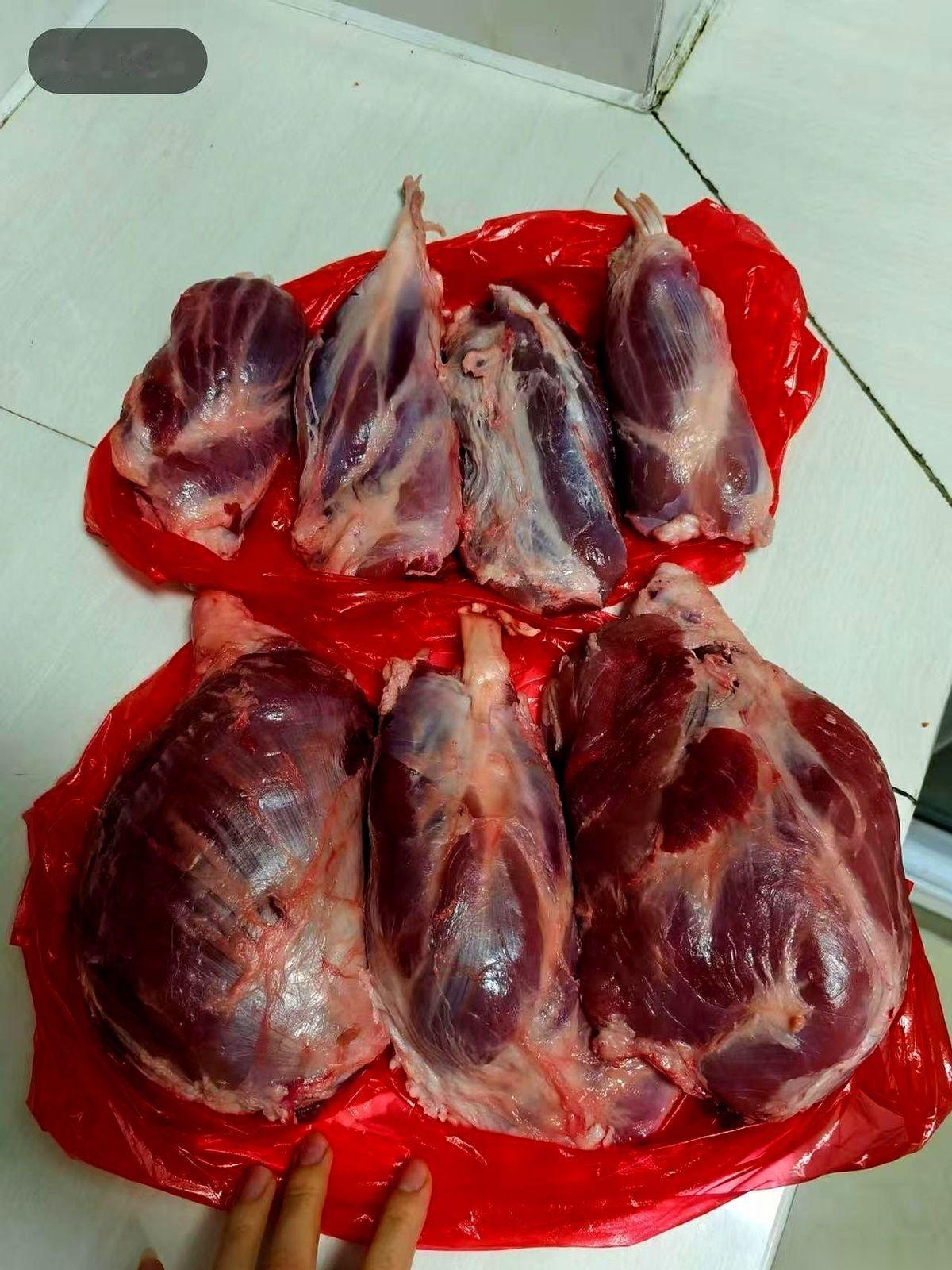 刚从山东淄博大集上抢回来的牛腱子，22一斤。当时觉得捡着大便宜了，可拎回家往案