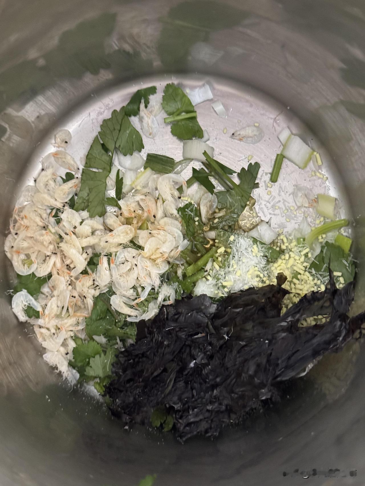 老爷爷提着铁桶来店里买了一份馄饨今天中午吃饭的人很多，收拾了半天终于忙完了，我