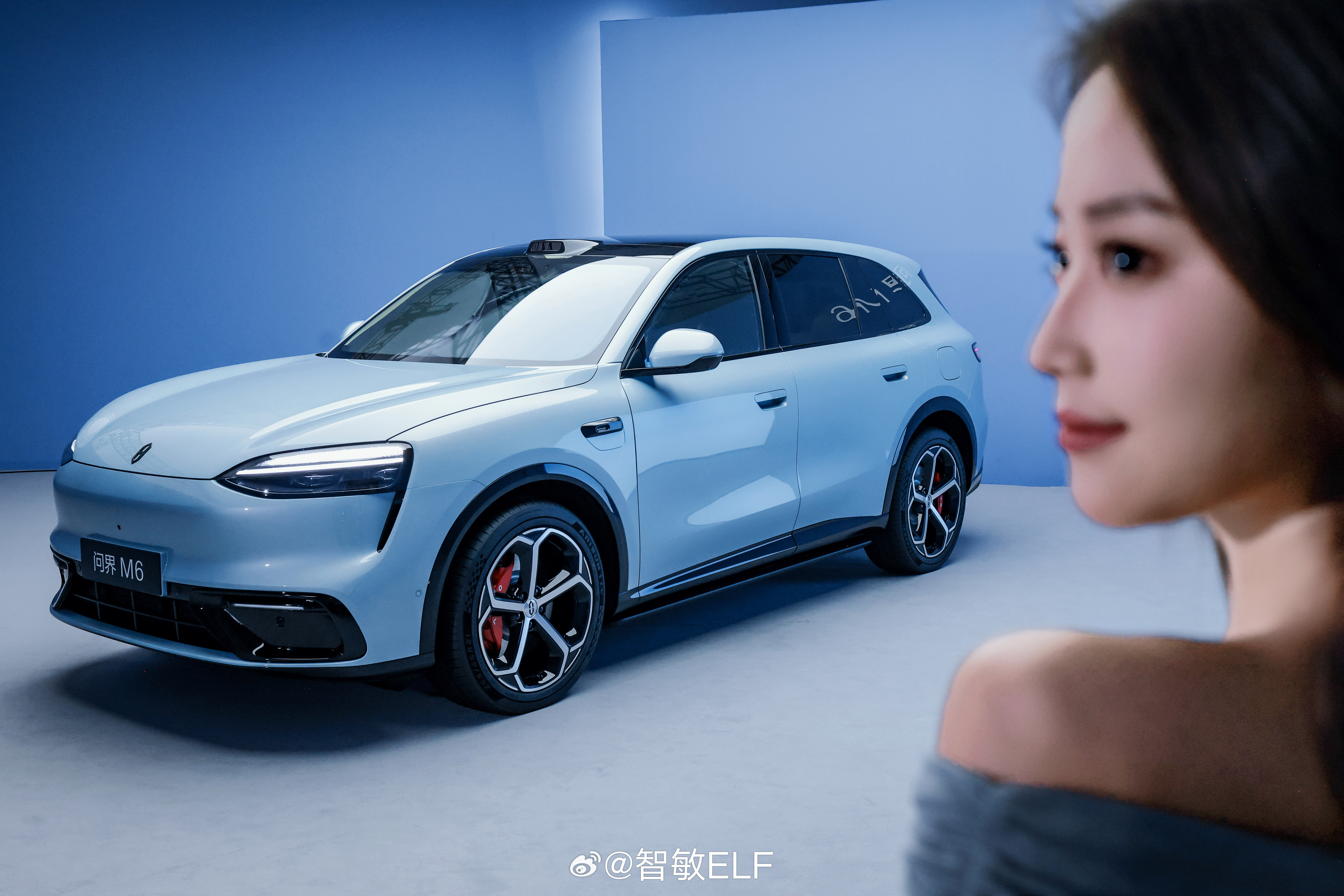 给大家介绍一下这是问界M6我最喜欢的颜色流光青