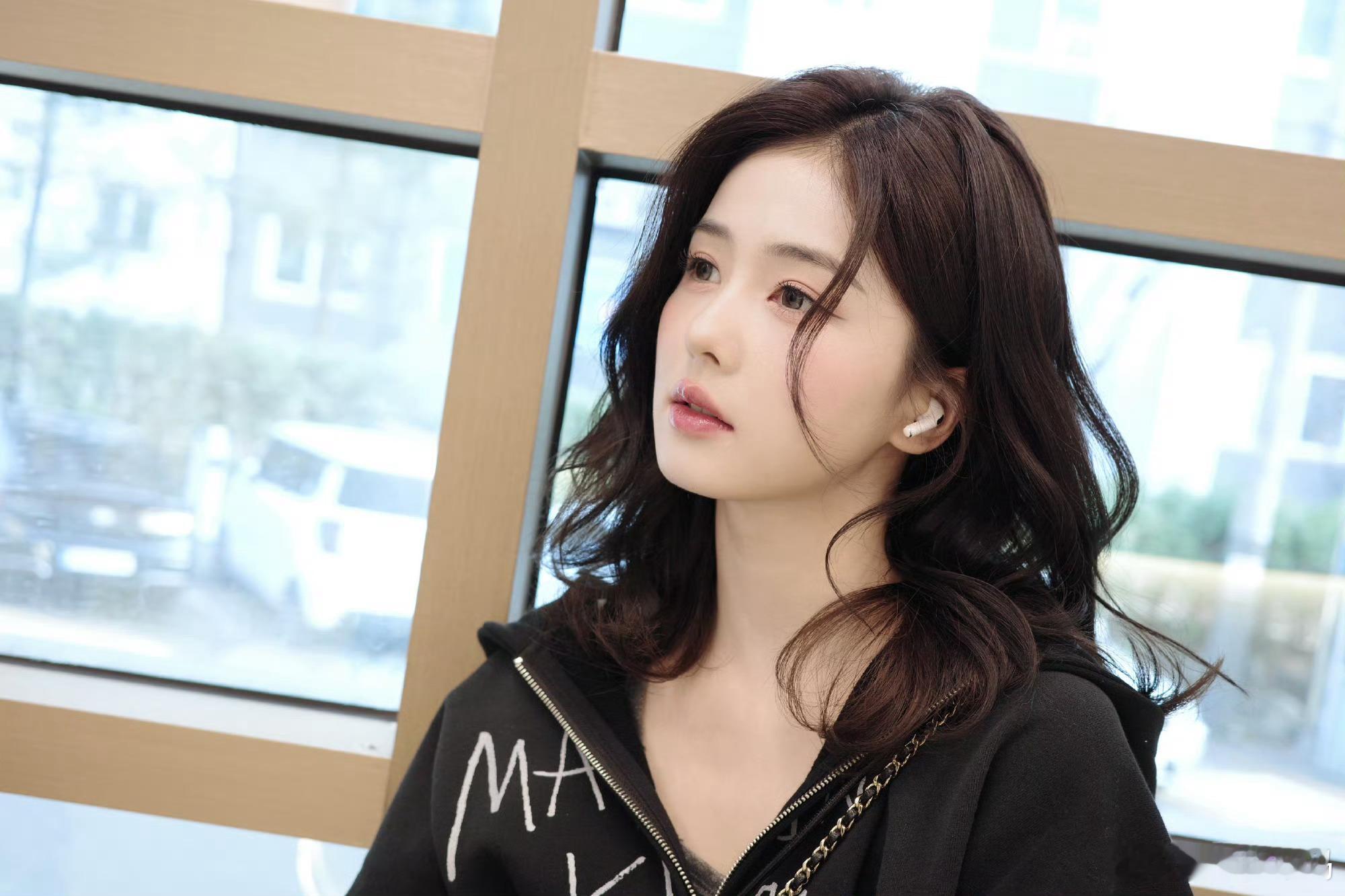 白鹿我家923白鹿去韩国也变成水光肌了，好不一样的感觉，完全嫩嫩的欧尼