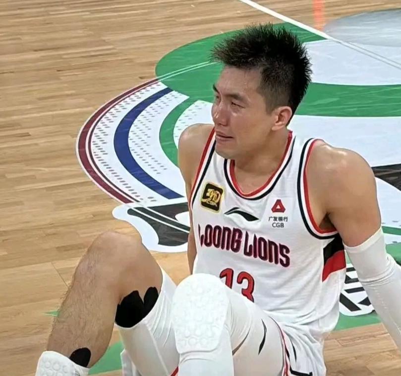 记得前几年辽宁队刚刚夺冠后，郭艾伦不顾疲劳，立刻来到另一个球馆履约，和球迷打成一