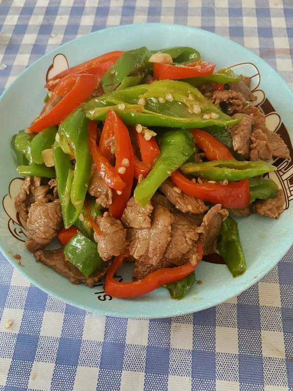 今天下班一小时就搞定三道菜，妥妥的快手晚餐！有肉沫焖腐竹平菇、辣椒炒牛肉和清炒莴