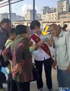 沈阳凌晨一点的夜市，18个壮汉甩开膀子吃了180串炸串，5瓶白酒见底，结完账转
