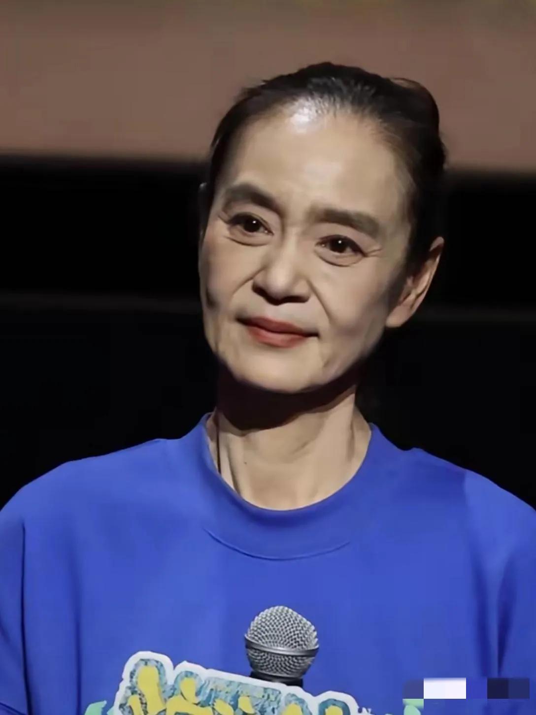 琼女郎刘雪华也悄然老去：虽然依旧胖瘦合度，浓眉大眼，但皮松肉垮，发际线严重后移，