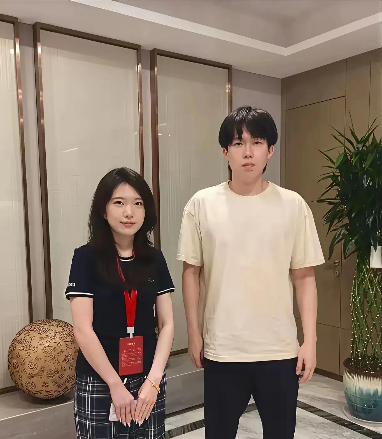 三张图看懂身体语言，王楚钦和工作人员拍照小美女看大头不怒自威的样子，很拘谨