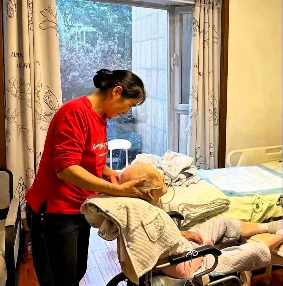 63岁大爷与保姆同居17年，每月给她转账5860，分手时大爷却冷笑:这5860块