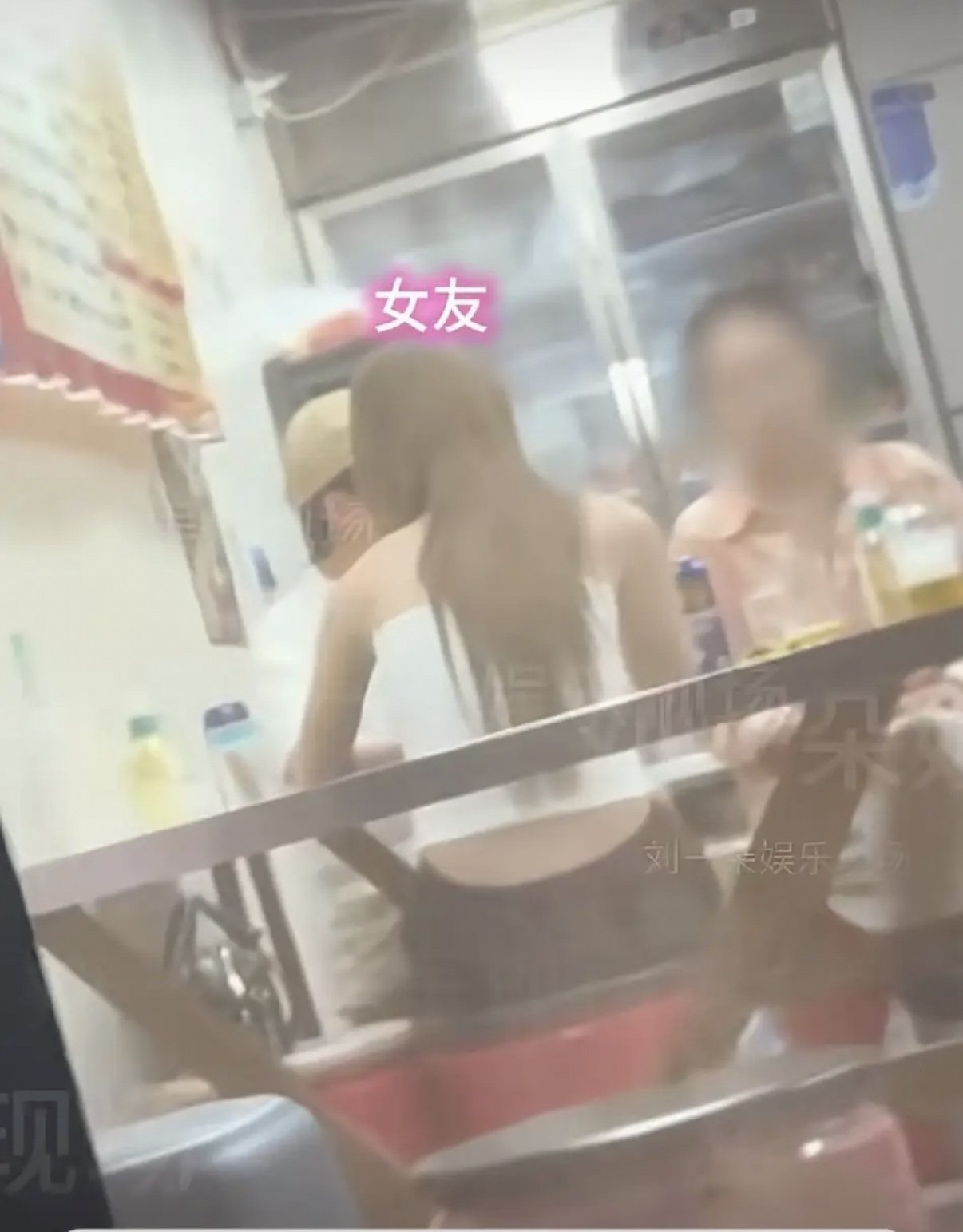 郭麒麟和长发美女同框回家，举止亲密不避镜头，视频一曝光，评论区瞬间炸了锅。有人喊“官宣吧”，有人扒女