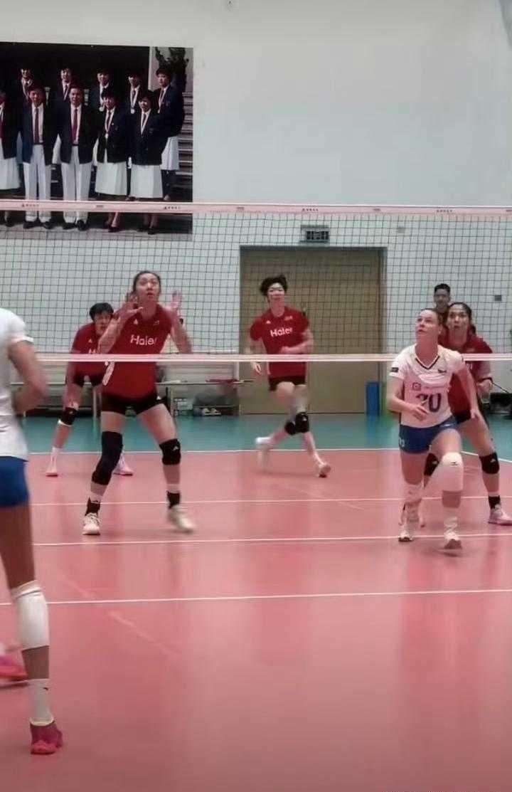 4-1力克全主力捷克！中国女排新人大爆发，17岁天才副攻一战封神中国女排近日，